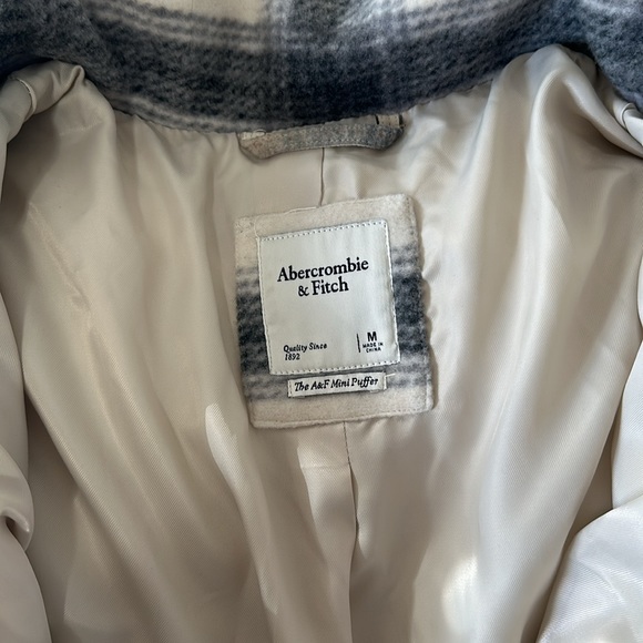 ANERCROMBIE MINI PUFFER W MOCK NECK ZIPPER AND BUTTONS. VERY WARM SIZE MEDIUM - Picture 4 of 5